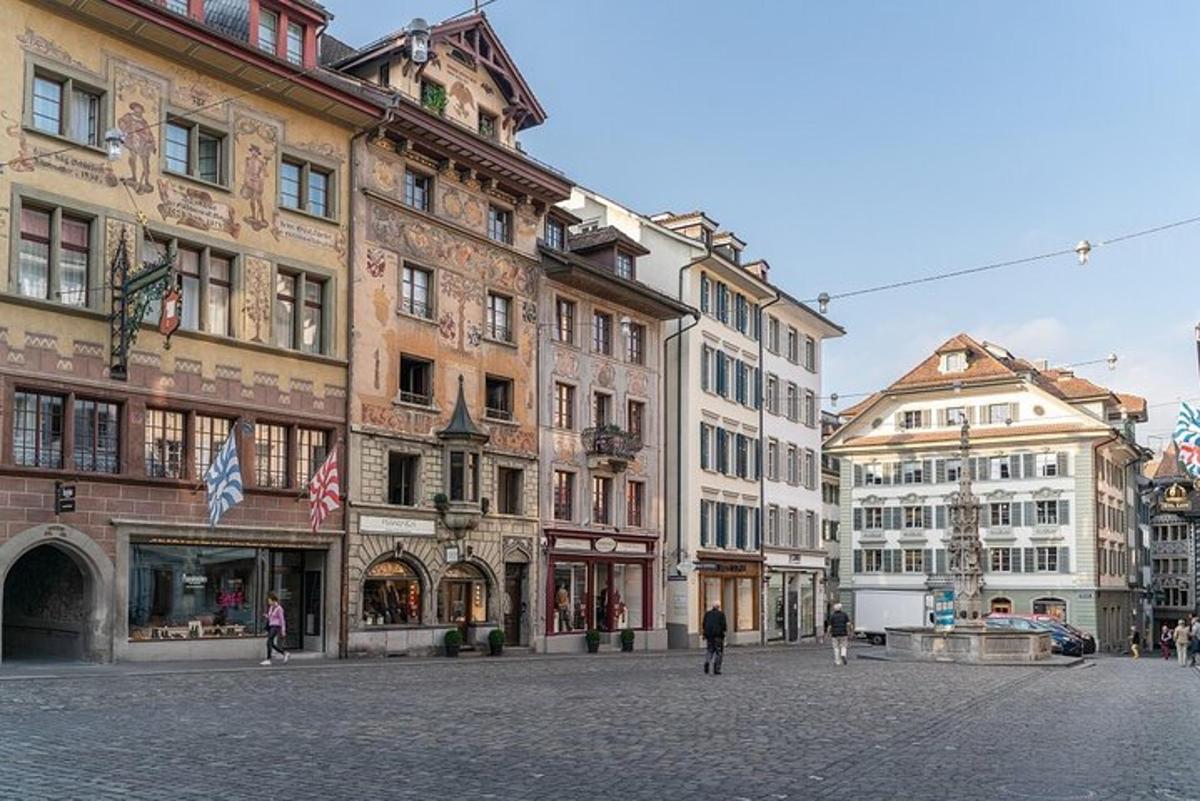 městská ulice s budovami a lidmi, kteří se procházejí kolem