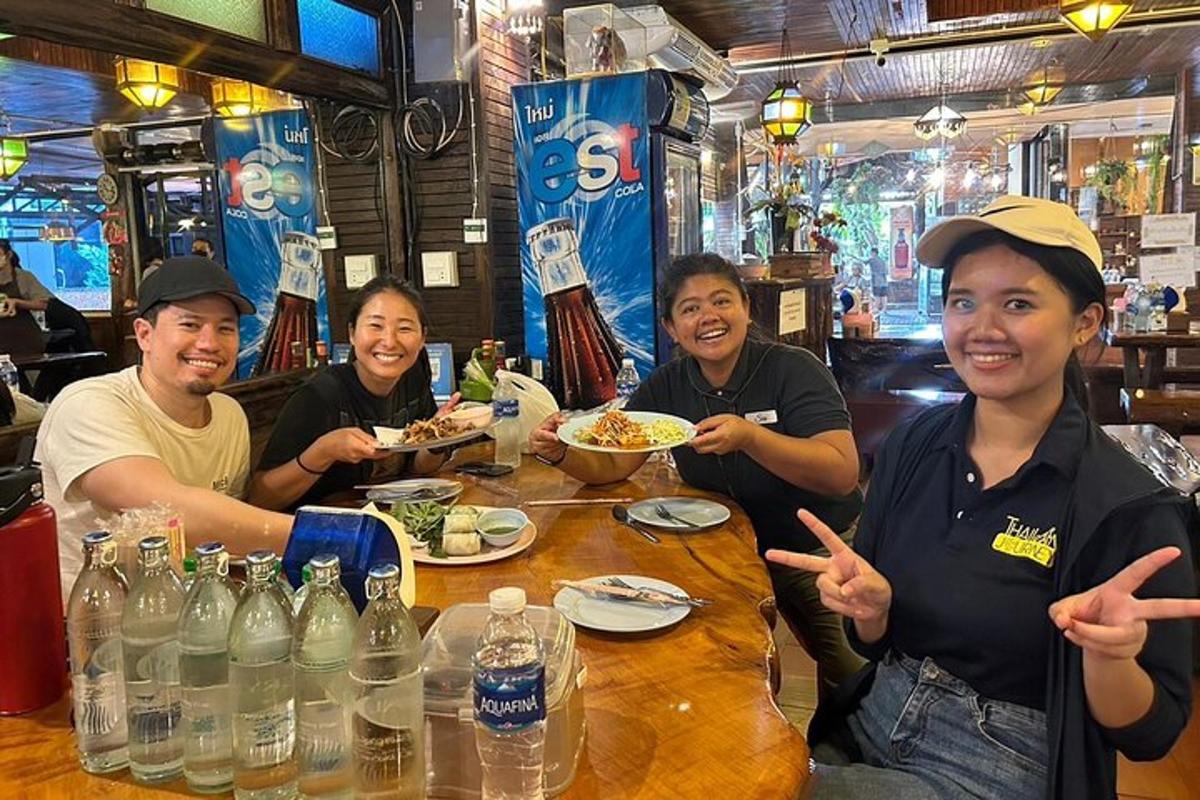 Un grupo de personas sentadas alrededor de una mesa en un restaurante.