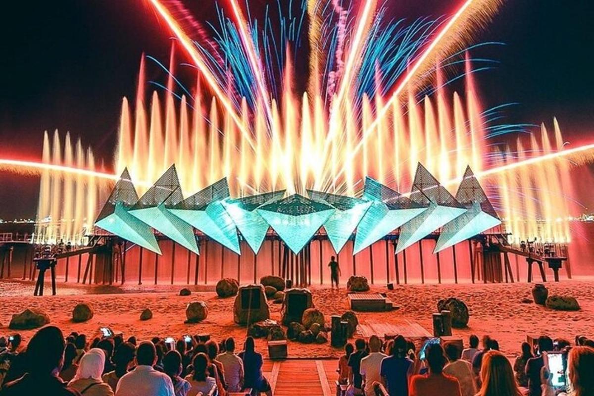 una multitud de personas viendo un espectáculo de fuegos artificiales