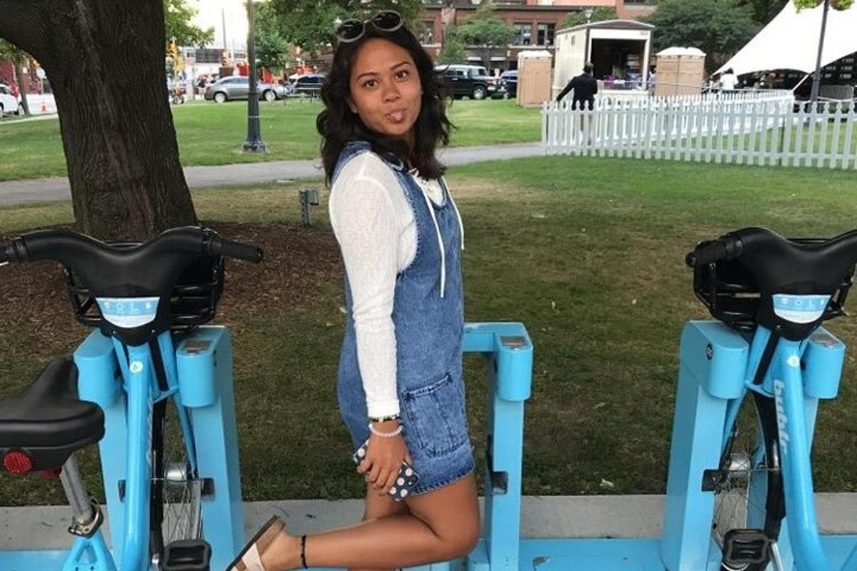 una dona està dreta al costat de dues bicicletes