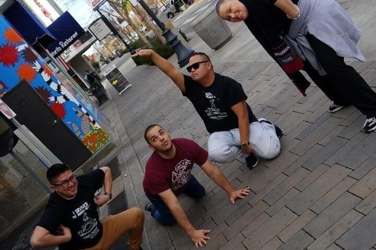 skupina mužů sedících na zemi