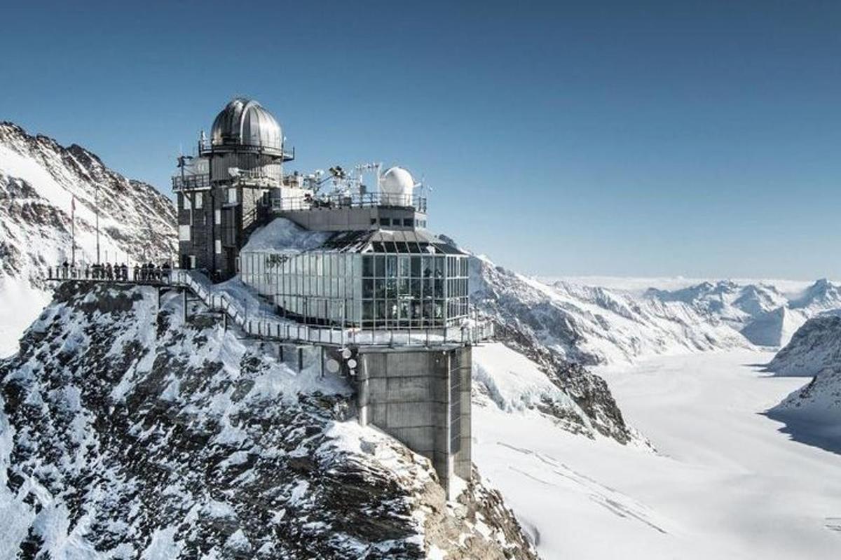 un edificio in cima a una montagna nella neve