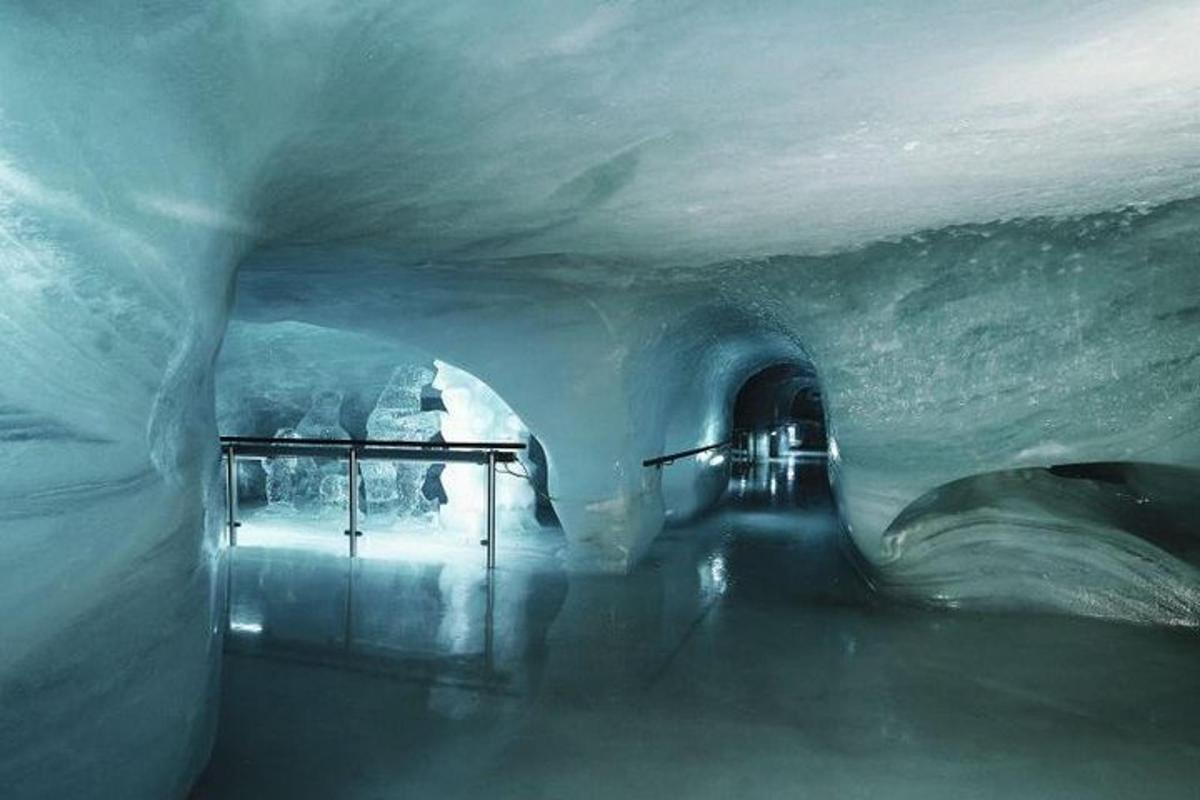 un tunnel di neve con una persona che lo attraversa
