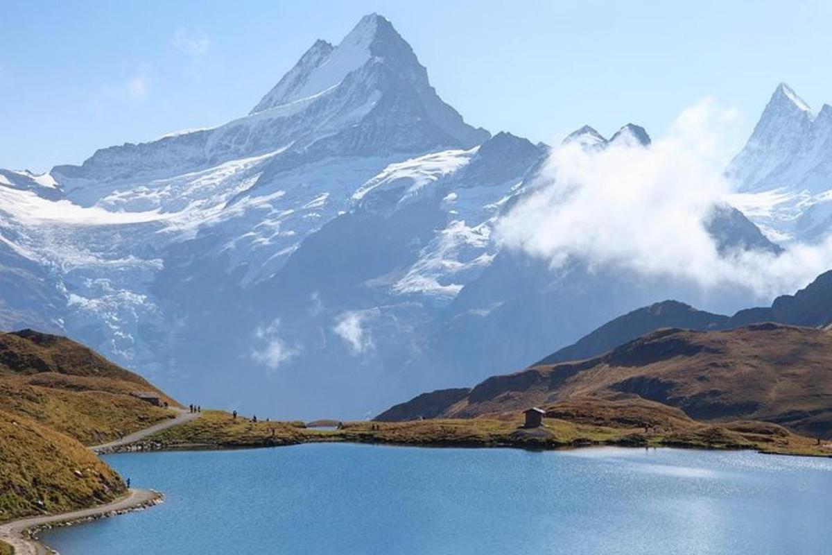 una montagna con un lago di fronte