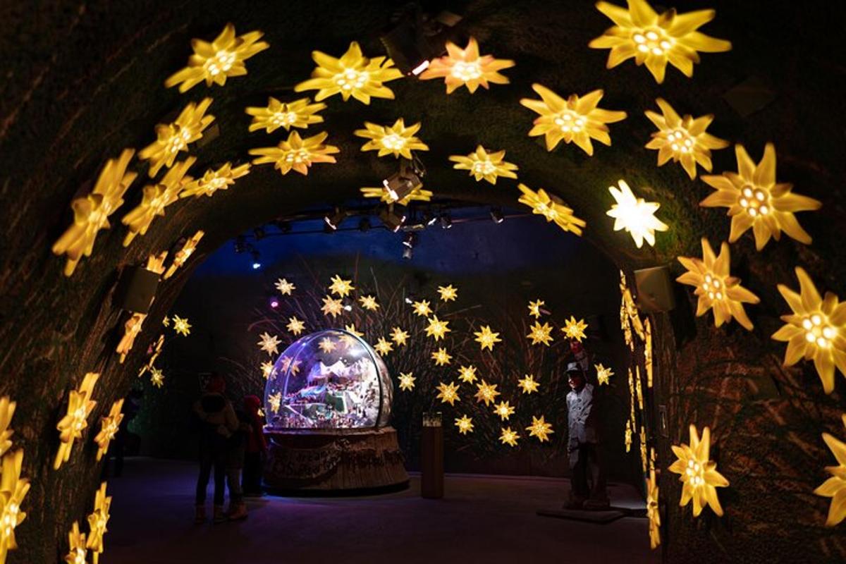 un arco con una mostra di fiori in una stanza