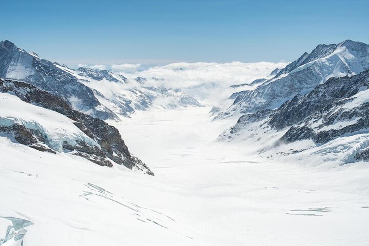 una catena montuosa innevata con montagne coperte di neve