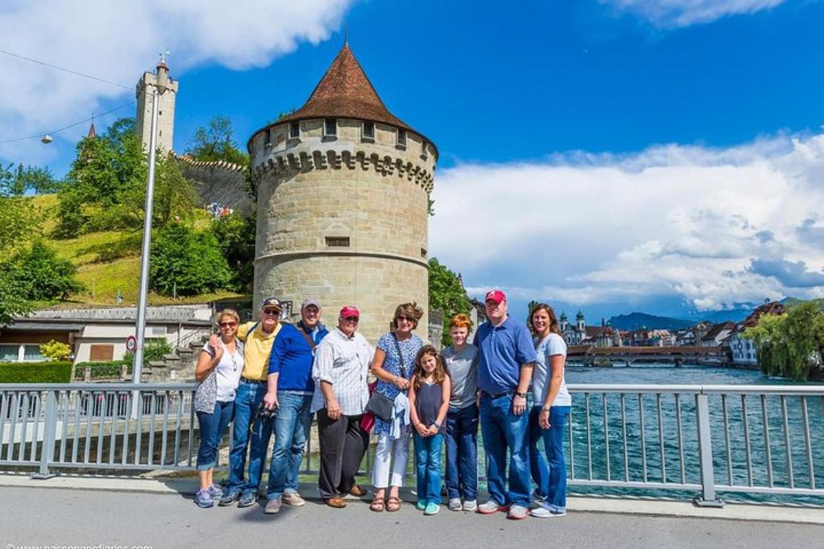 un grup de persones posant per a una foto davant d'una torre
