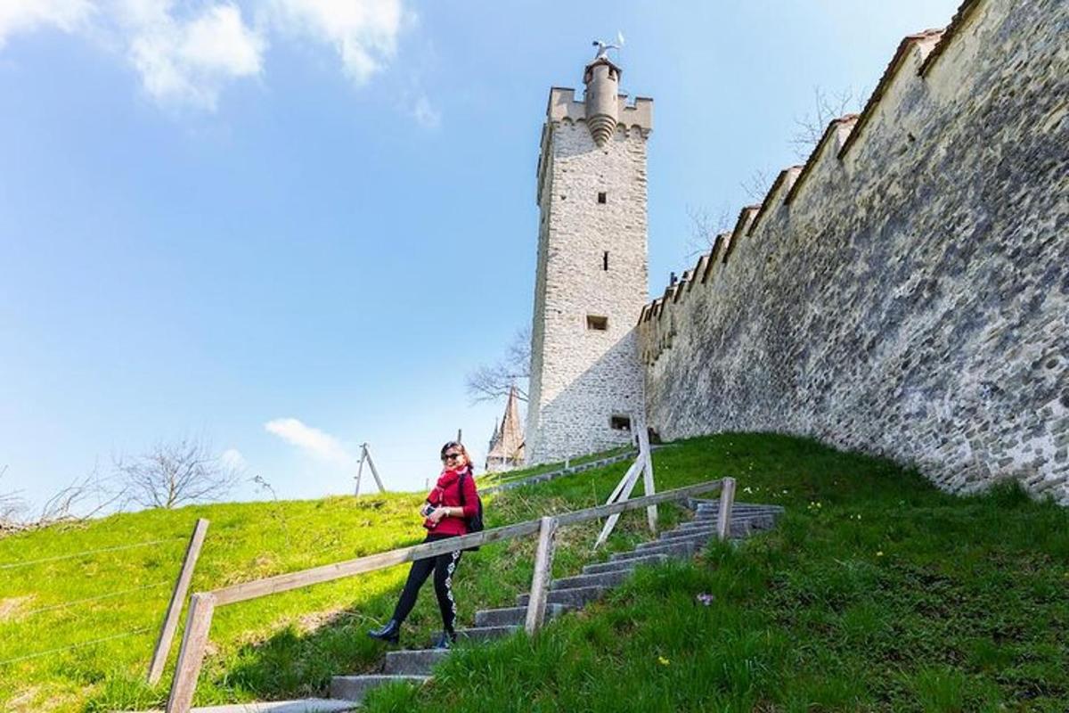 žena stoupající po schodech k majáku