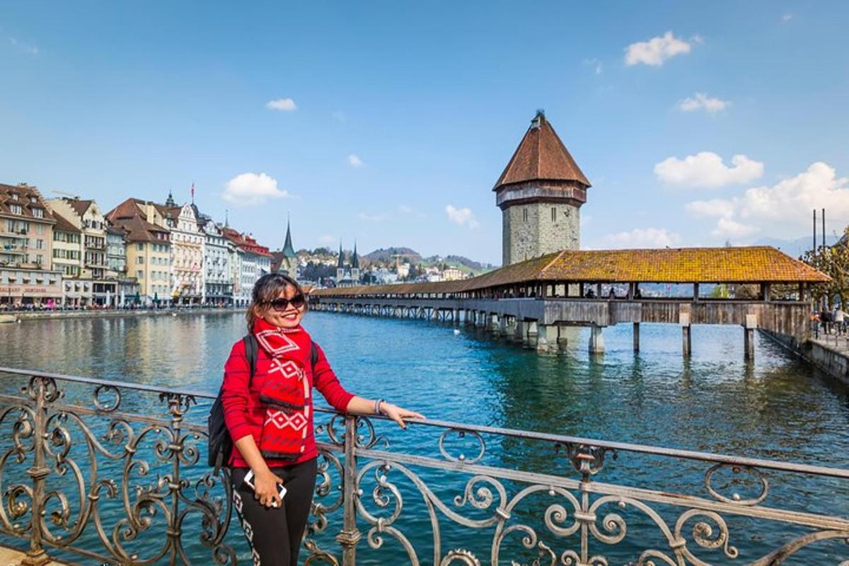 žena stojící na plotě vedle mostu
