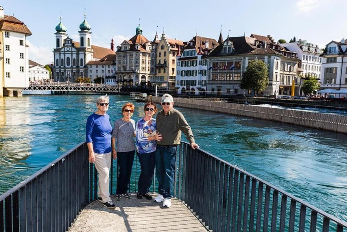 un grup de persones dempeus en un pont sobre un riu
