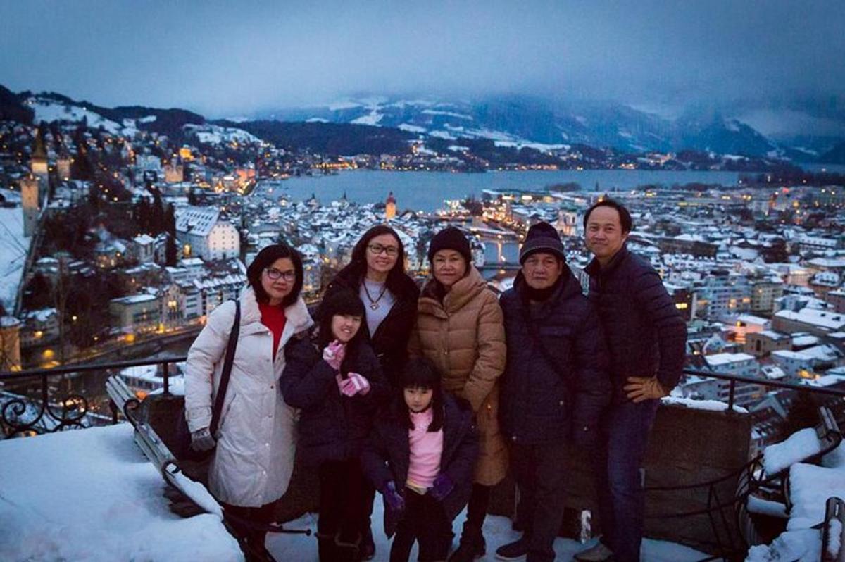 un grup de persones posant per a una foto a la neu