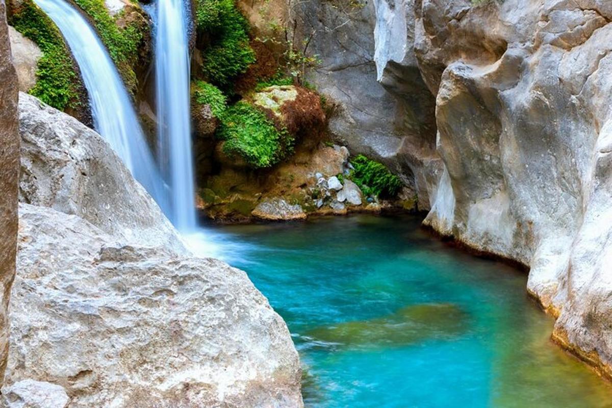 базен плаве воде поред водопада