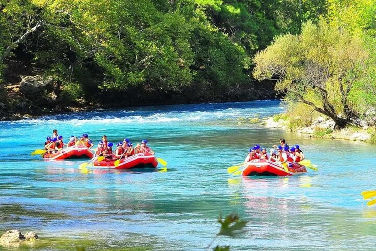 grupa ljudi koji se voze na splavima na rijeci