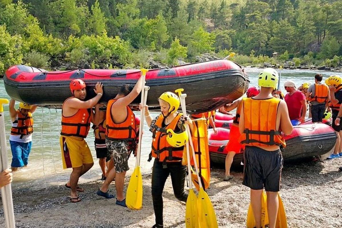 skupina lidí v záchranných vestách držících raft