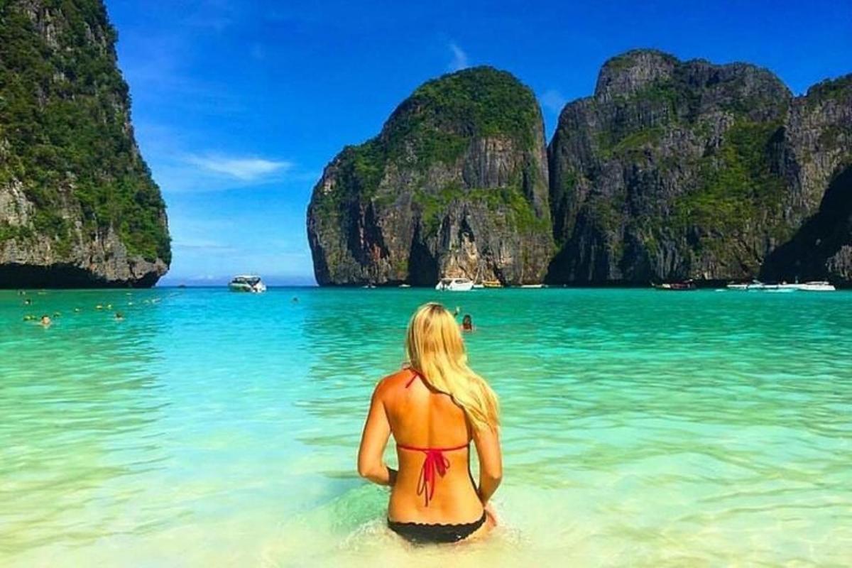 Una mujer en el agua en una playa de Filipinas.