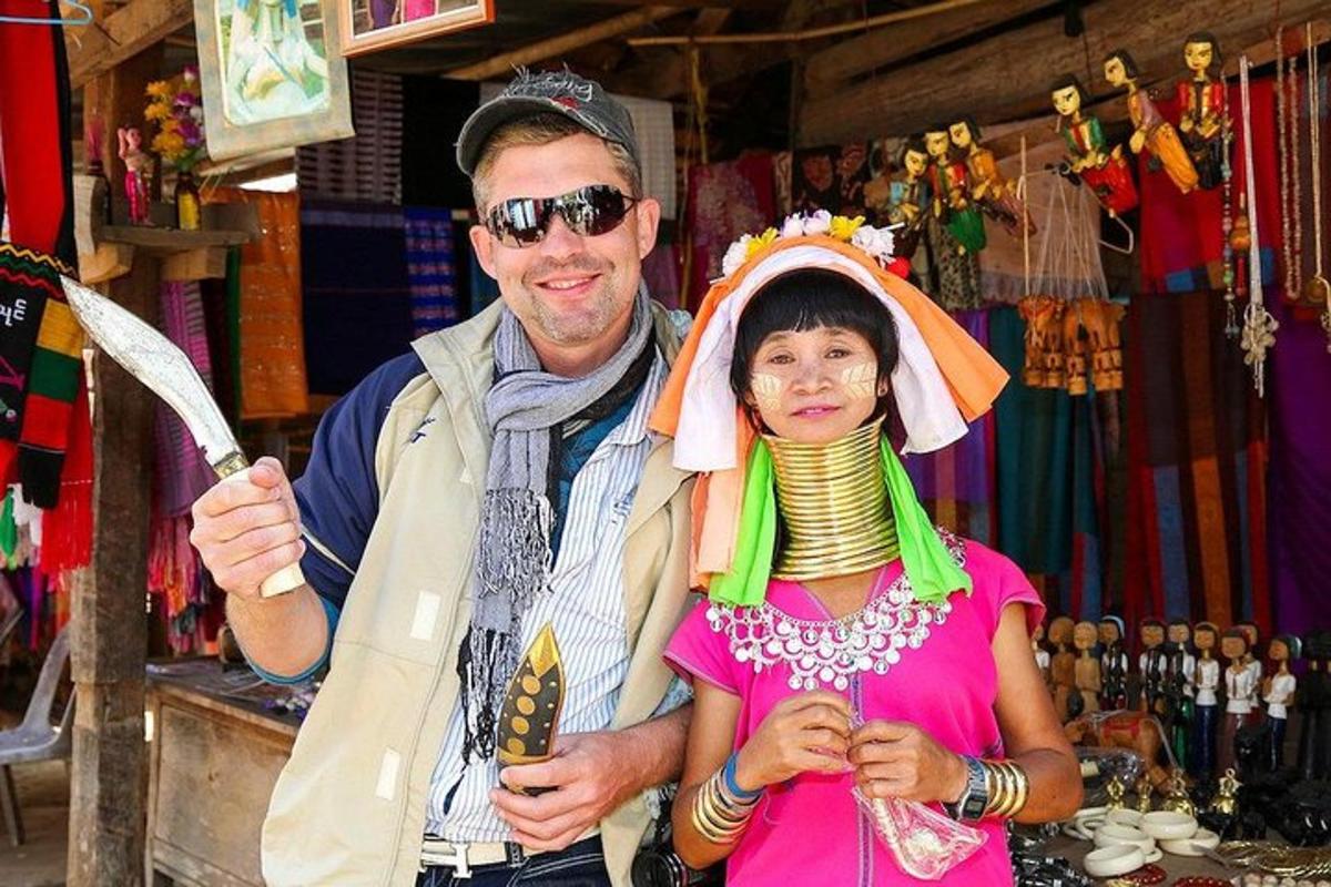 un uomo e una donna che indossano un cappello da pirata e tengono delle spade