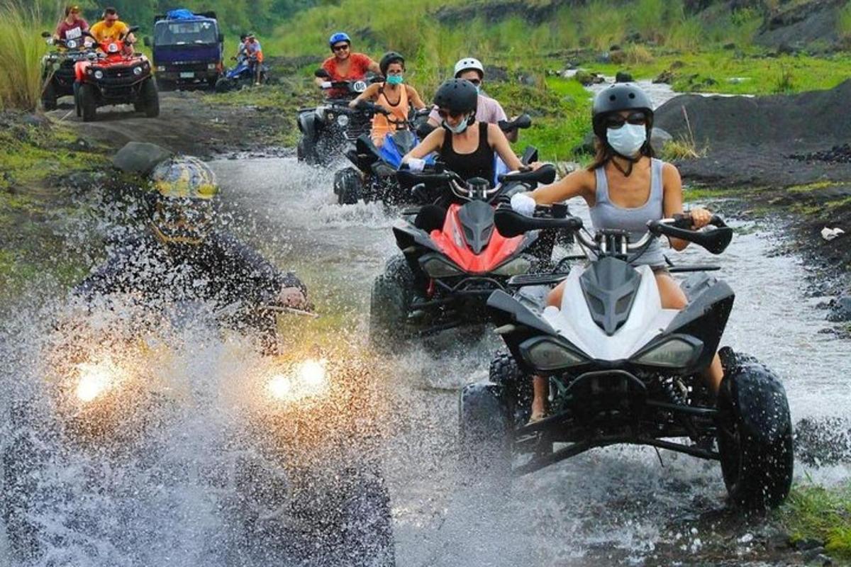 sekumpulan orang yang menaiki atv menyeberangi sungai