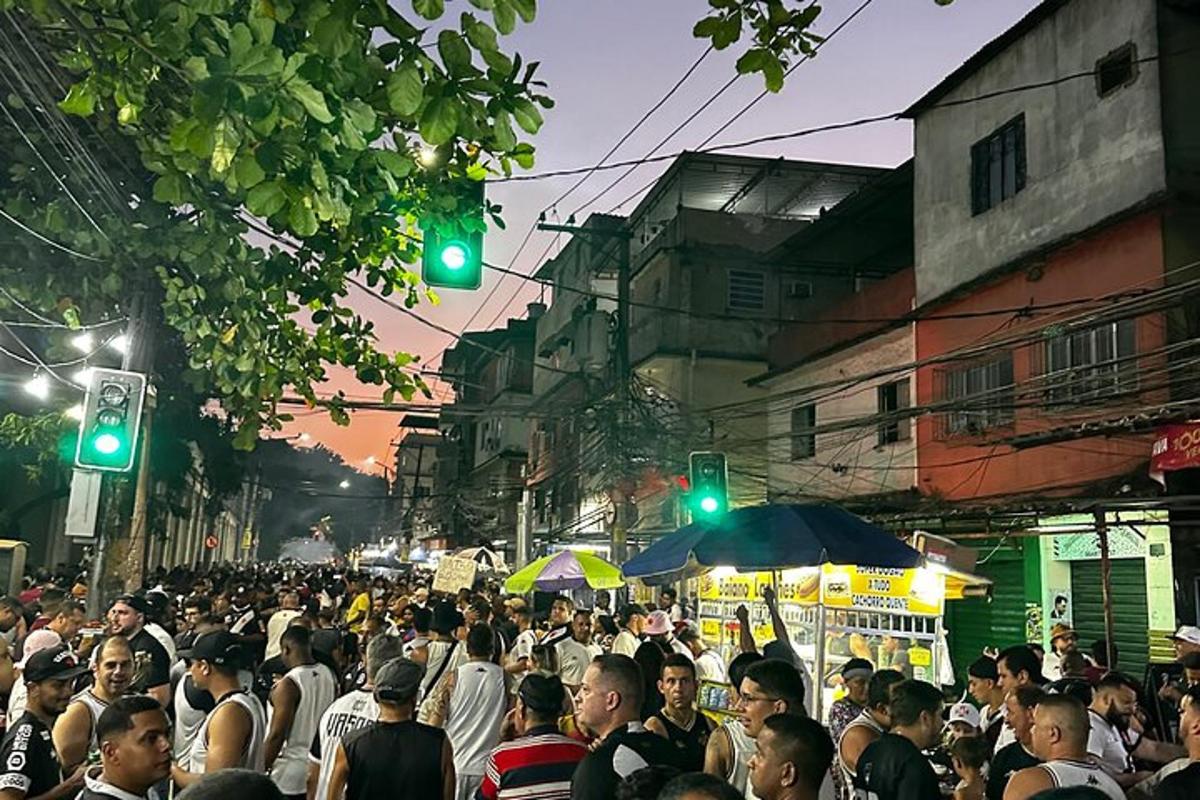 一群人在绿灯亮的街道上行走