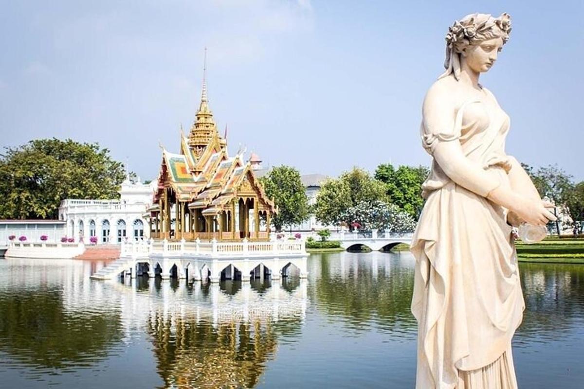o statuie a unei femei care stă în fața unui templu