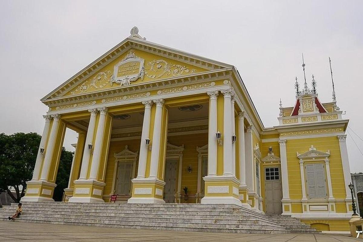 o clădire galbenă mare cu trepte în fața ei