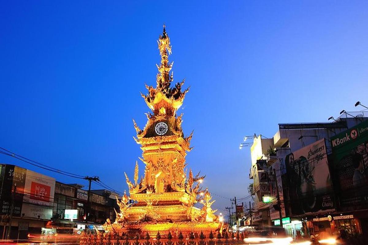 sebuah menara jam di tengah-tengah bandar