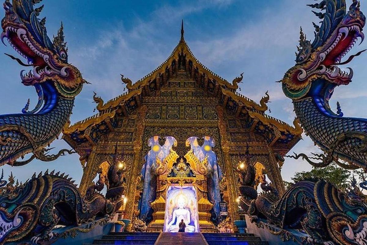 pagoda dengan bangunan dengan naga di atasnya