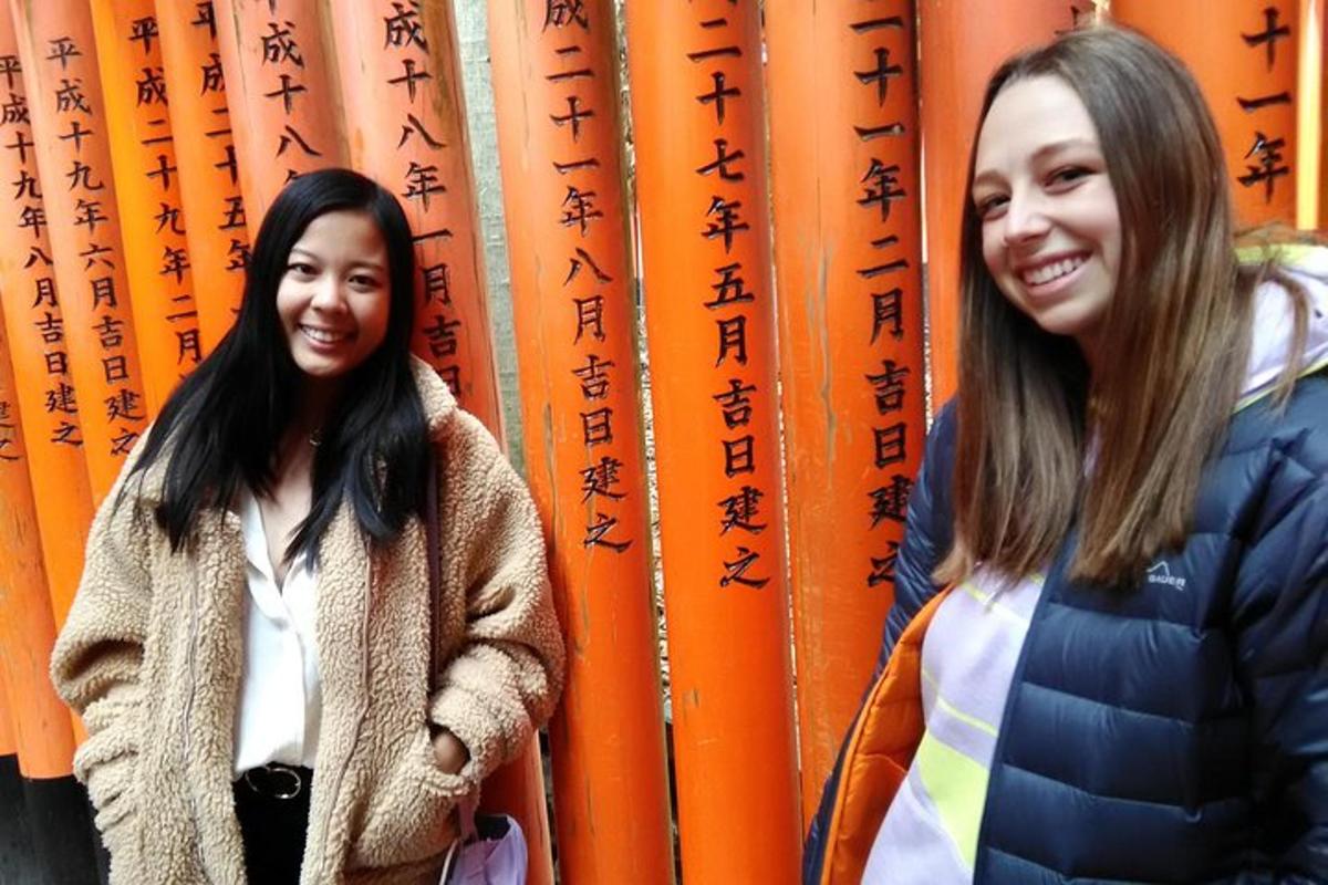 deux jeunes femmes debout devant un mur de flèches