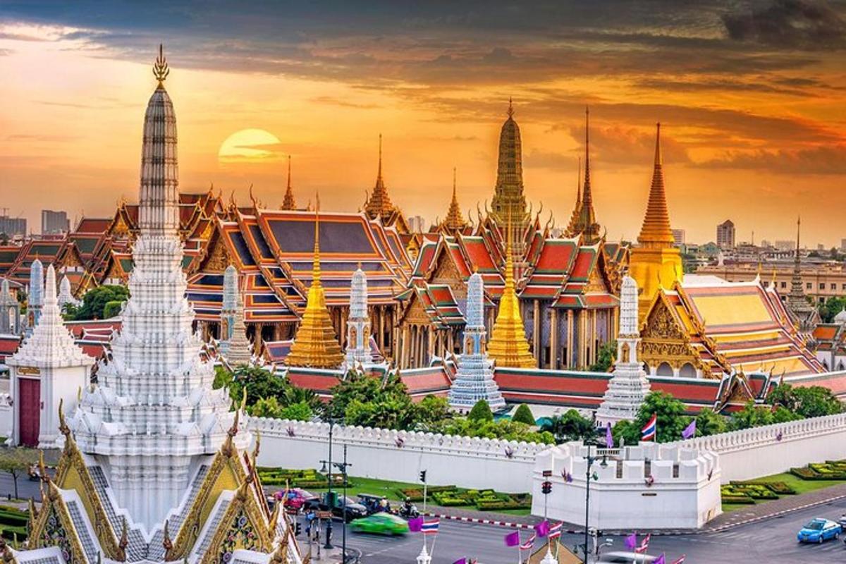 một tòa nhà có những ngọn tháp màu trắng ở phía trước một thành phố
