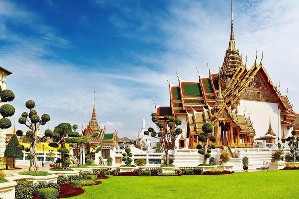 một tòa nhà có bãi cỏ xanh ở phía trước