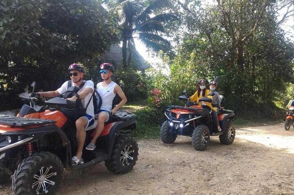 un gruppo di persone che guidano quad su una strada sterrata