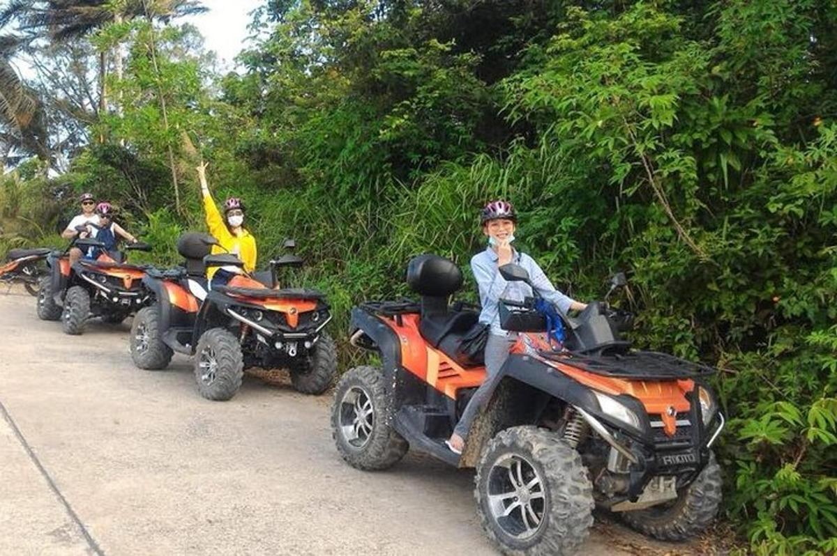 un gruppo di persone che guidano quad su una strada