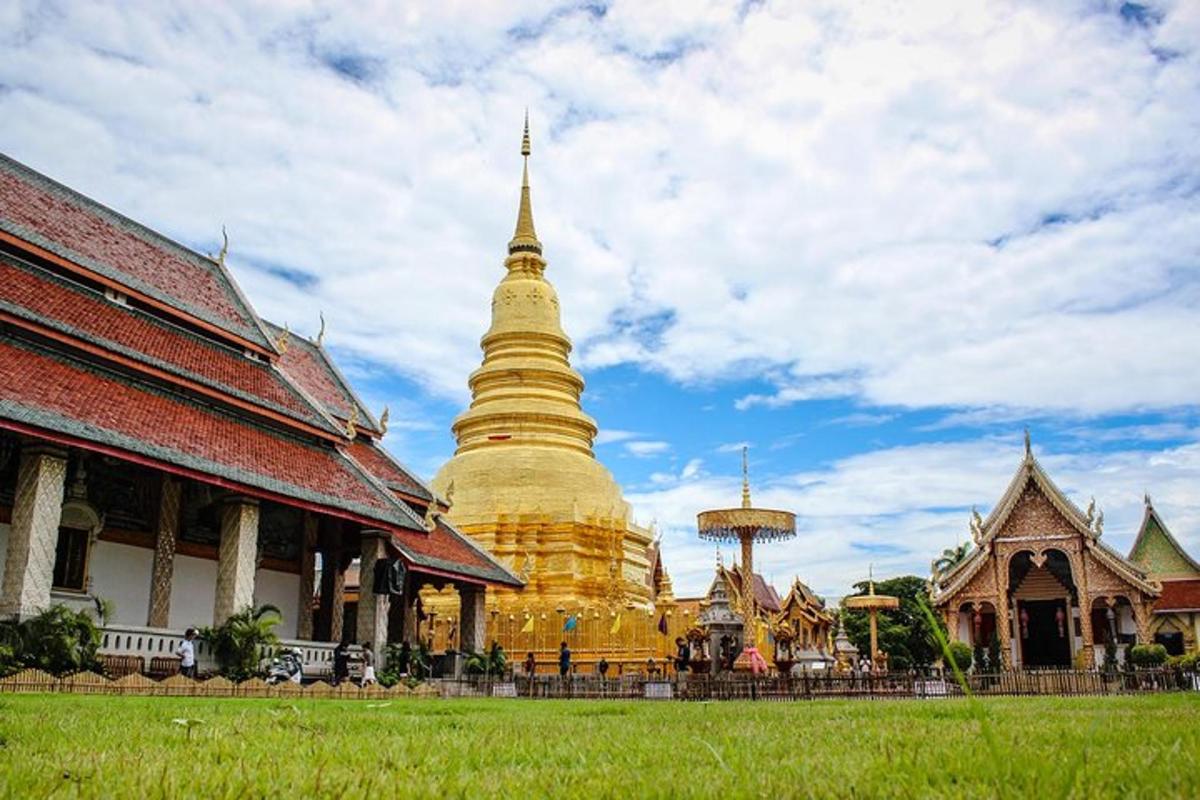 อาคารสีทองขนาดใหญ่มีเจดีย์ใหญ่