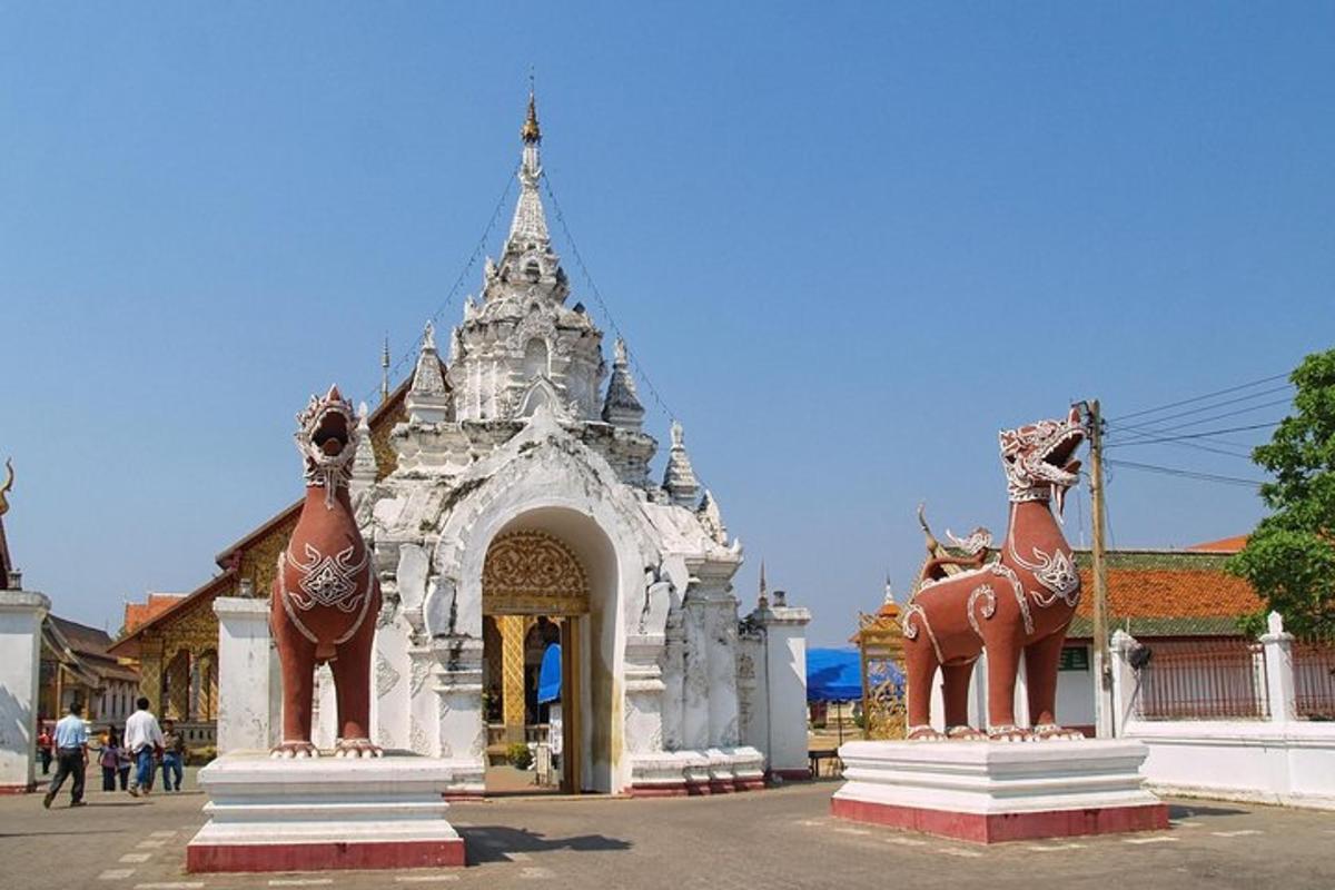 อาคารที่มีรูปปั้นม้าสองตัวอยู่ด้านหน้า