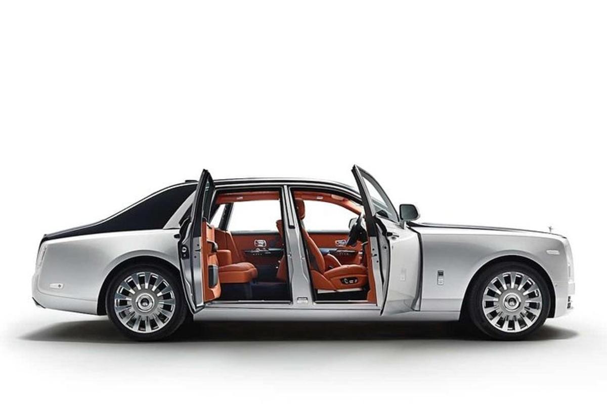 stříbrné auto s otevřenými dveřmi na bílém pozadí