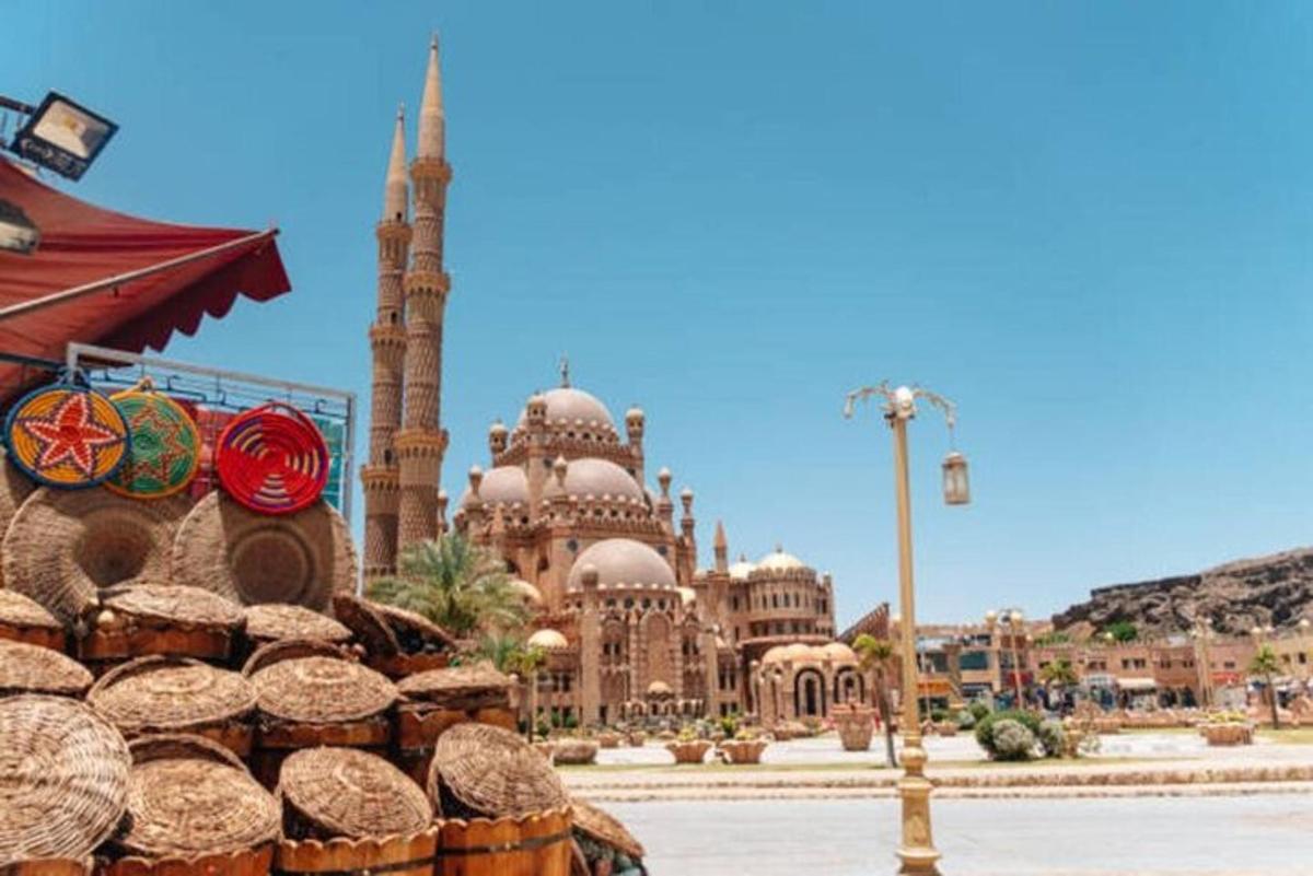 um grande edifício com uma mesquita ao fundo