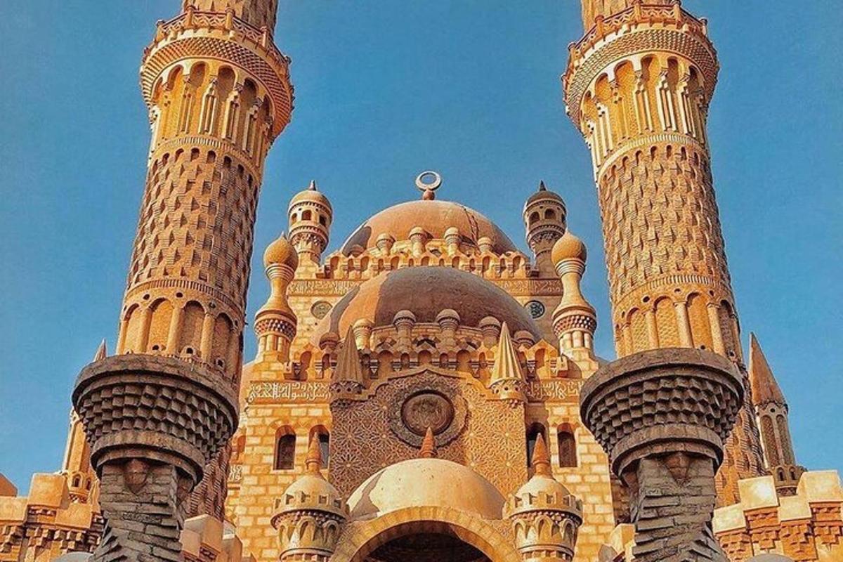 um grande edifício com cúpulas e minaretes