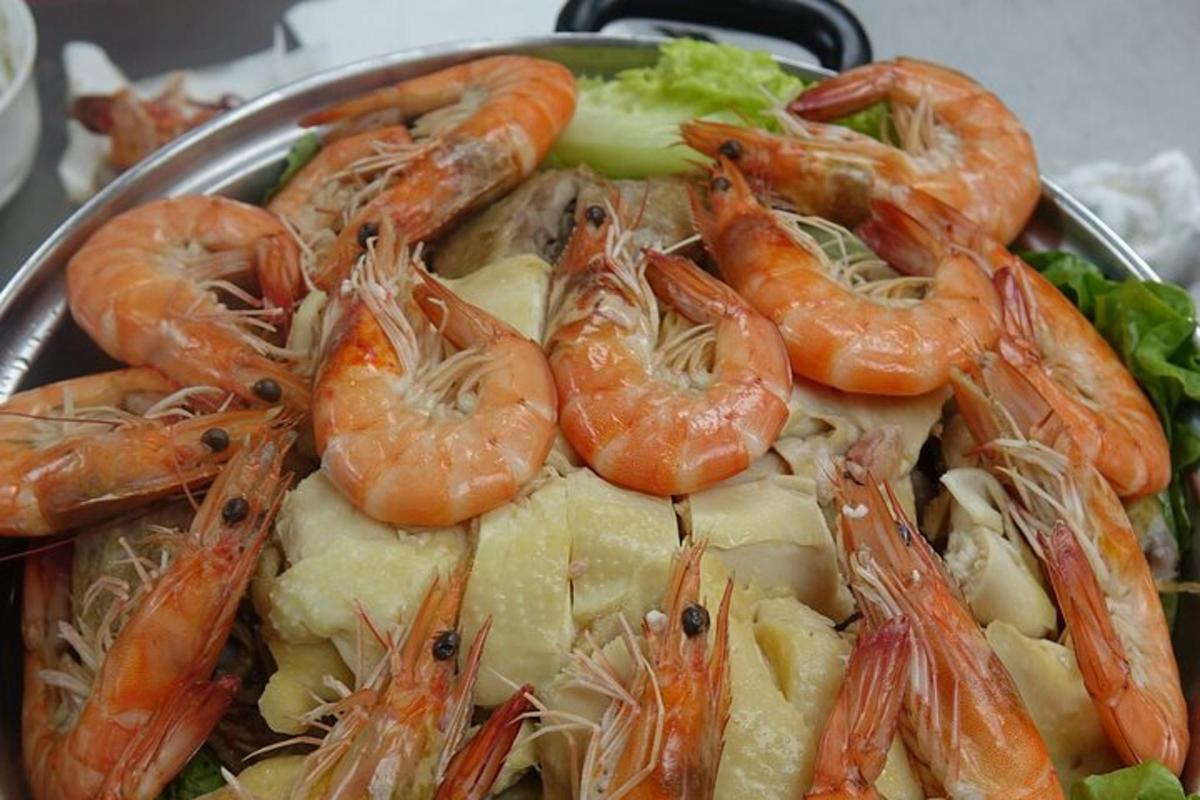 จานกุ้งและอาหารอื่น ๆ พร้อมผักกาดหอม