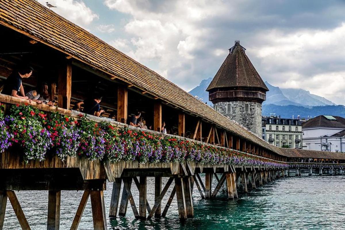 Un puente sobre el agua con flores.