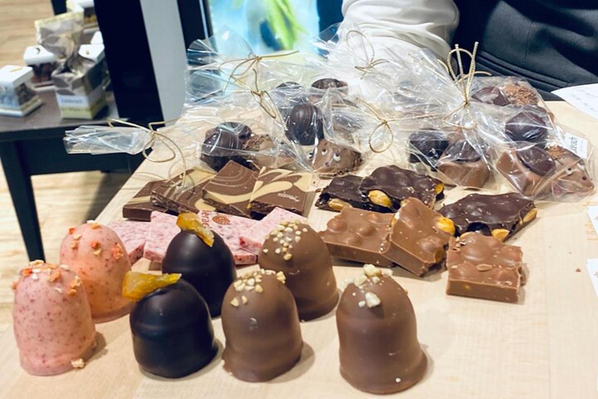 uma mesa coberta com muitos tipos diferentes de chocolate