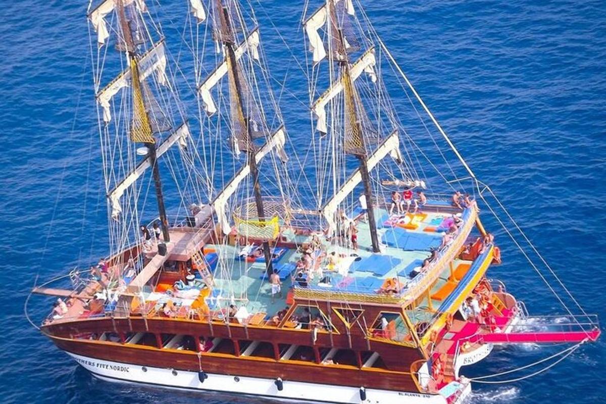 um grande barco na água com pessoas nele