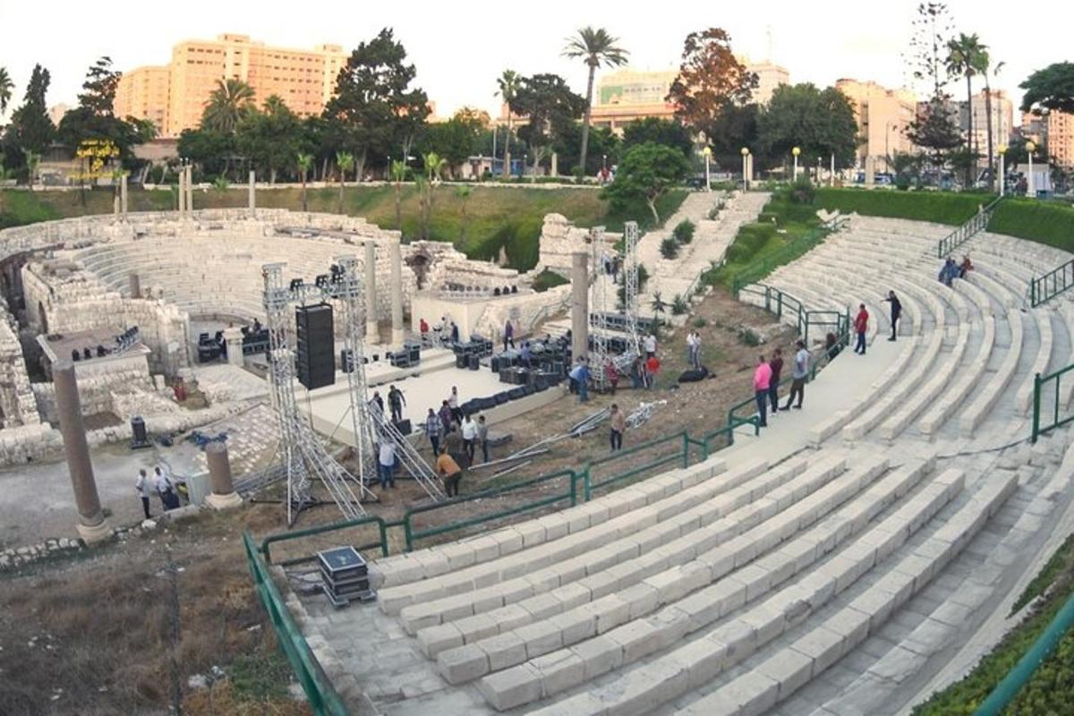 um grande anfiteatro com pessoas caminhando ao redor dele
