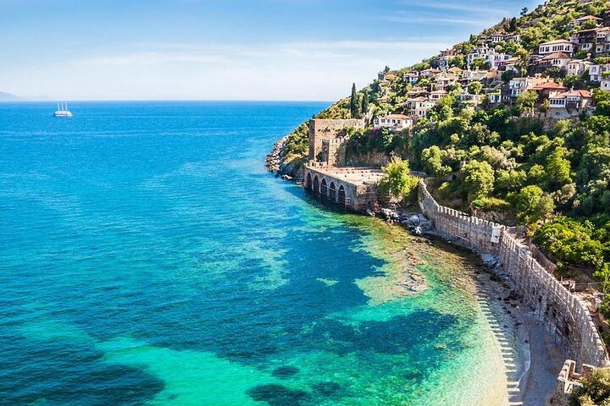 uma vista aérea de uma praia próxima ao oceano