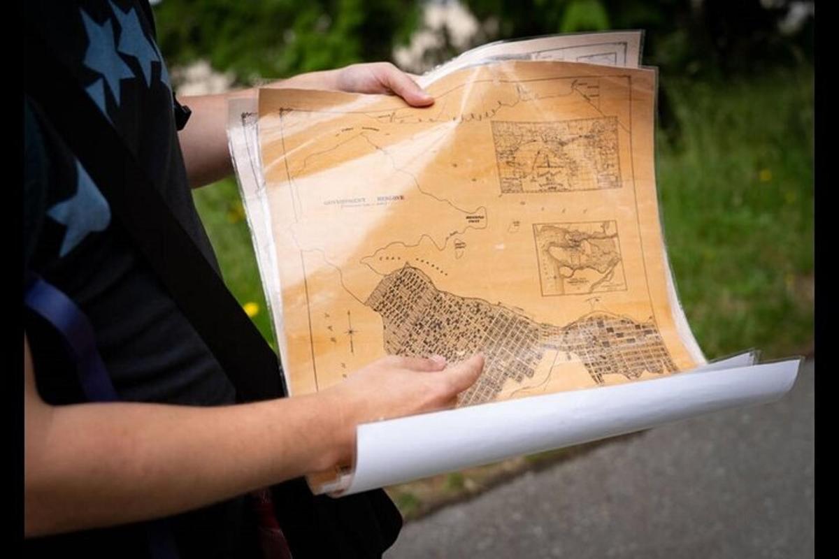 una persona che tiene una mappa tra le mani