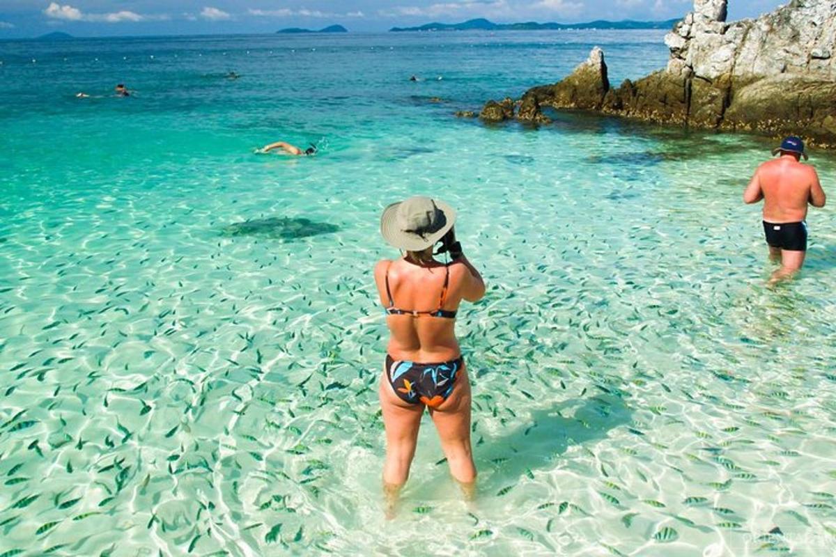 una dona dempeus a l'aigua a la platja