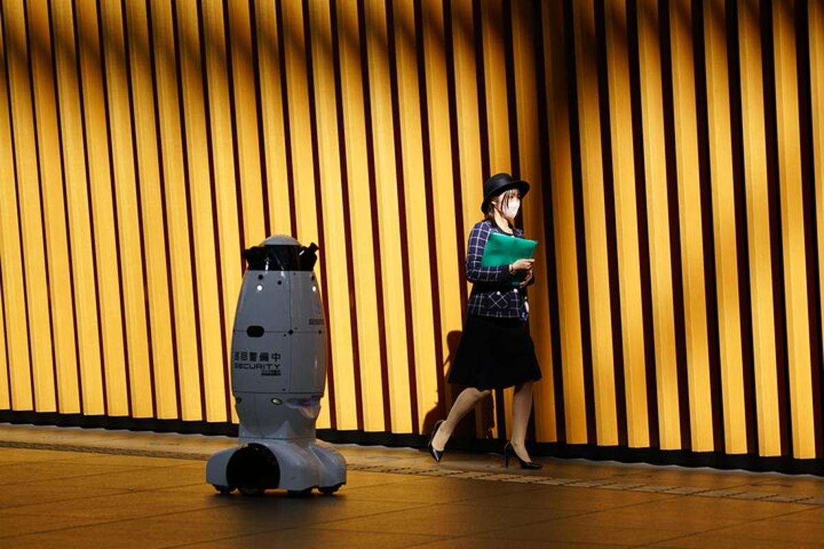 Žena stojí vedle robota