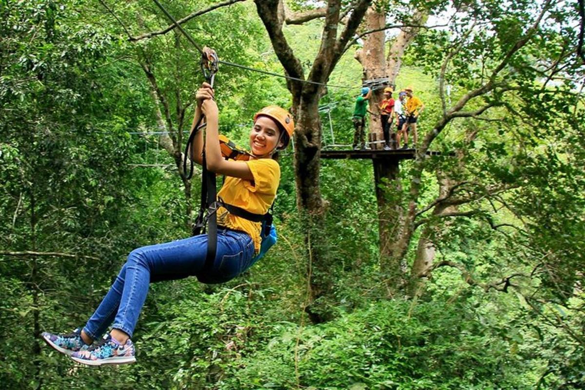 una dona en una tirolina entre els arbres