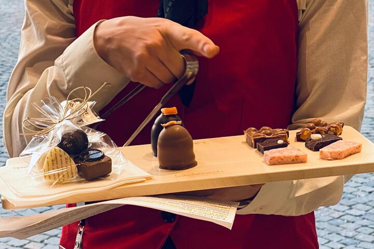 Una persona sostiene una bandeja de postres de chocolate.