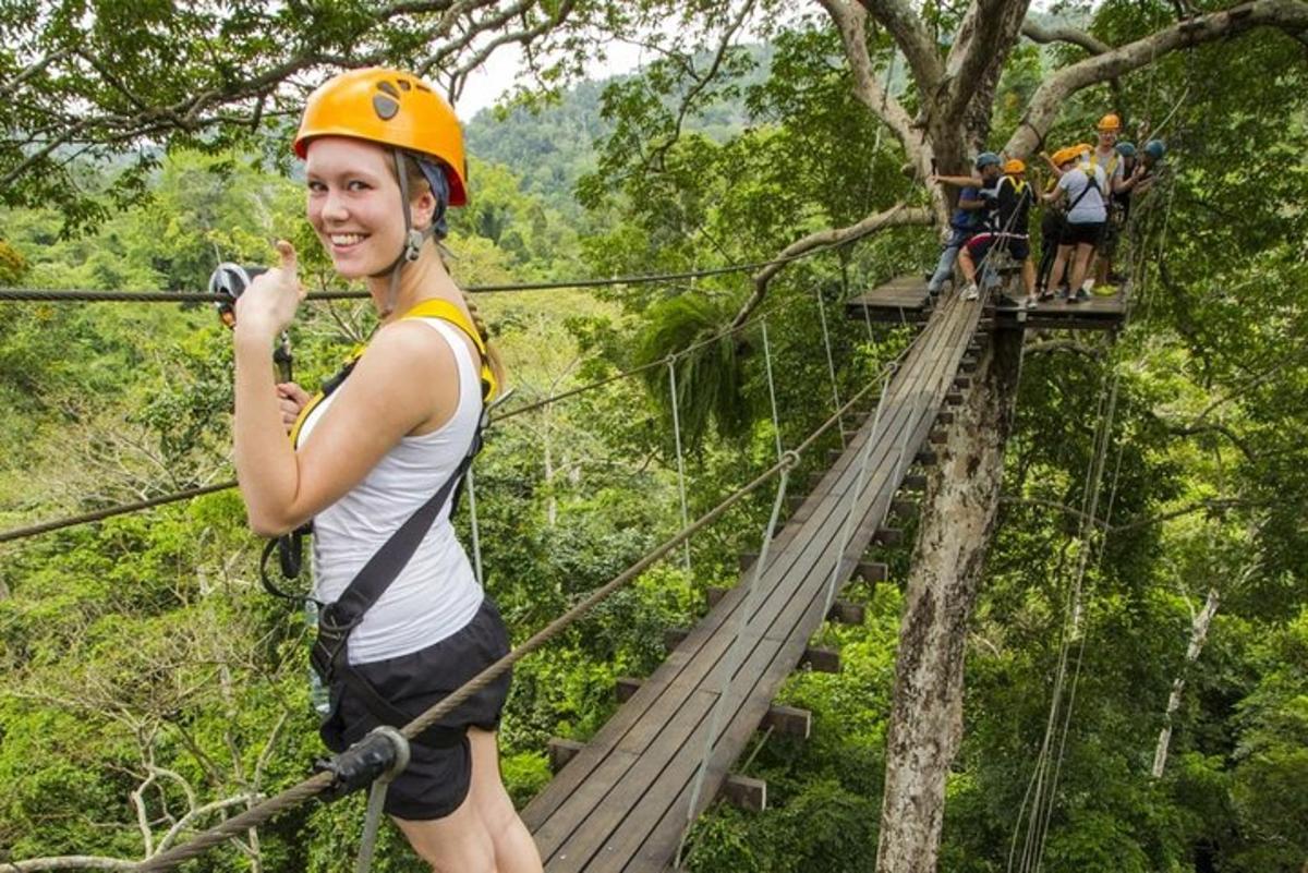 una mujer en una tirolina en el bosque