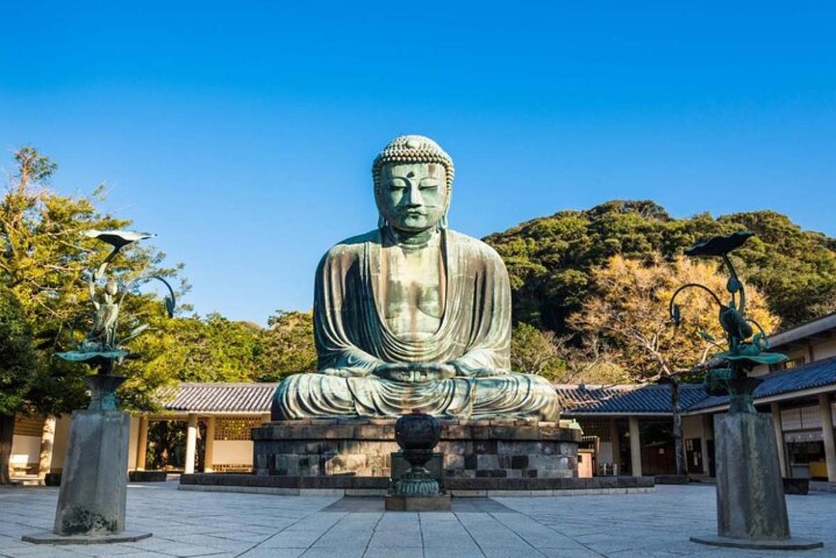 una gran estatua frente a un edificio