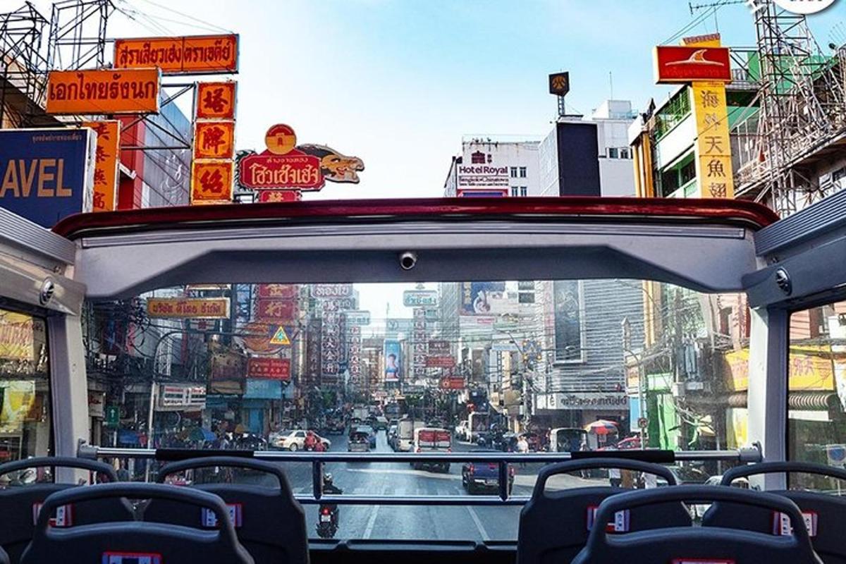 Una vista desde la parte trasera de un autobús urbano.